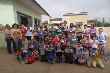 LembranÃ§a de dia dos pais feita pelos alunos e professoras do PETI